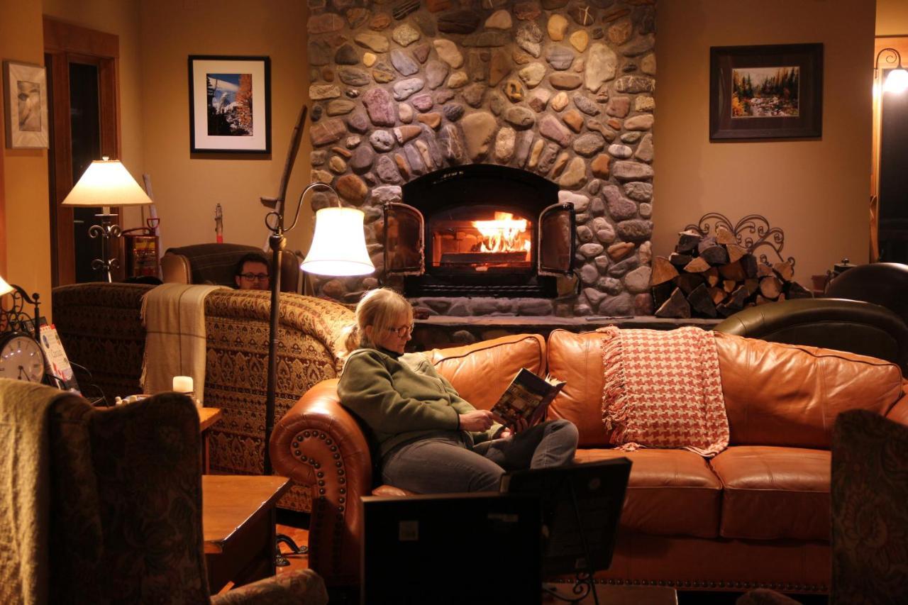 Vagabond Lodge At Kicking Horse Golden Buitenkant foto
