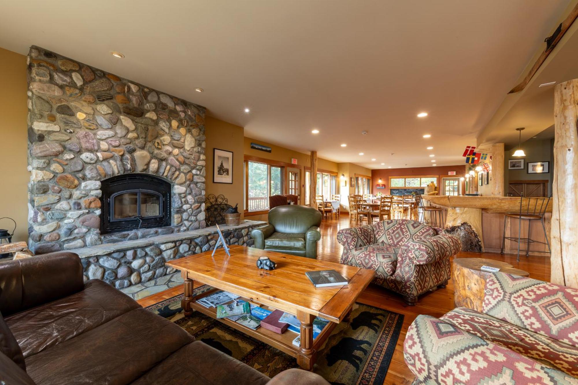 Vagabond Lodge At Kicking Horse Golden Buitenkant foto