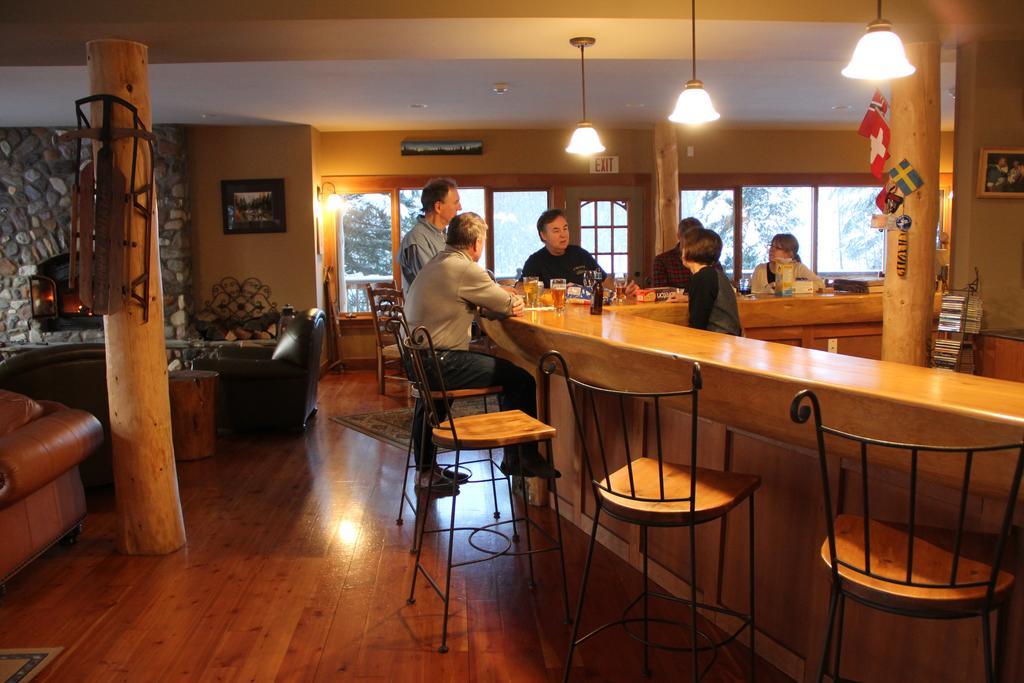Vagabond Lodge At Kicking Horse Golden Buitenkant foto