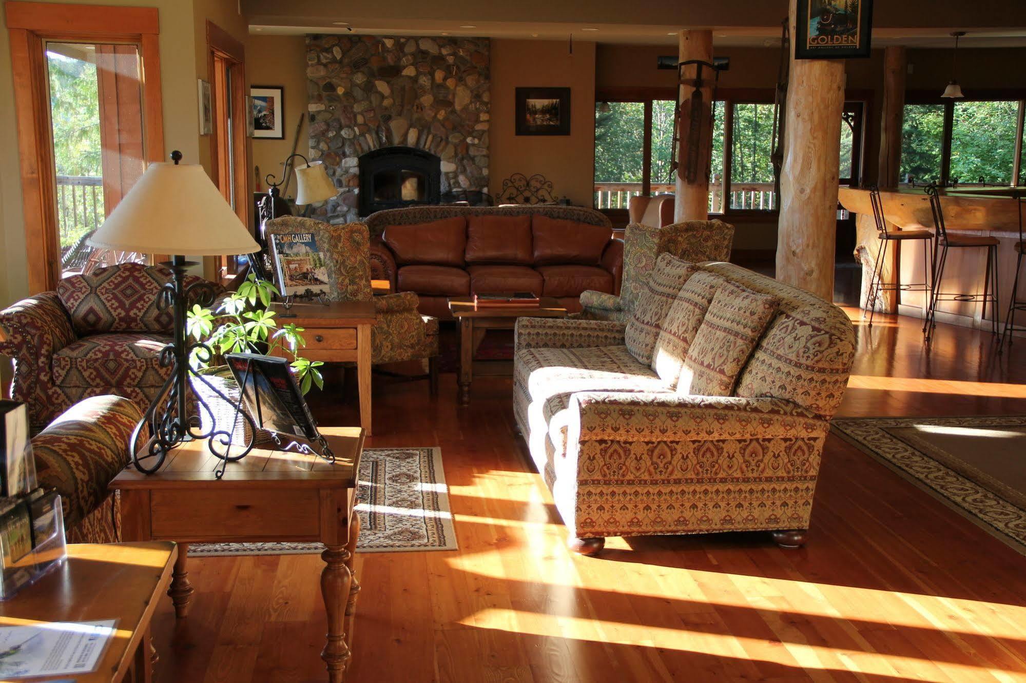 Vagabond Lodge At Kicking Horse Golden Buitenkant foto